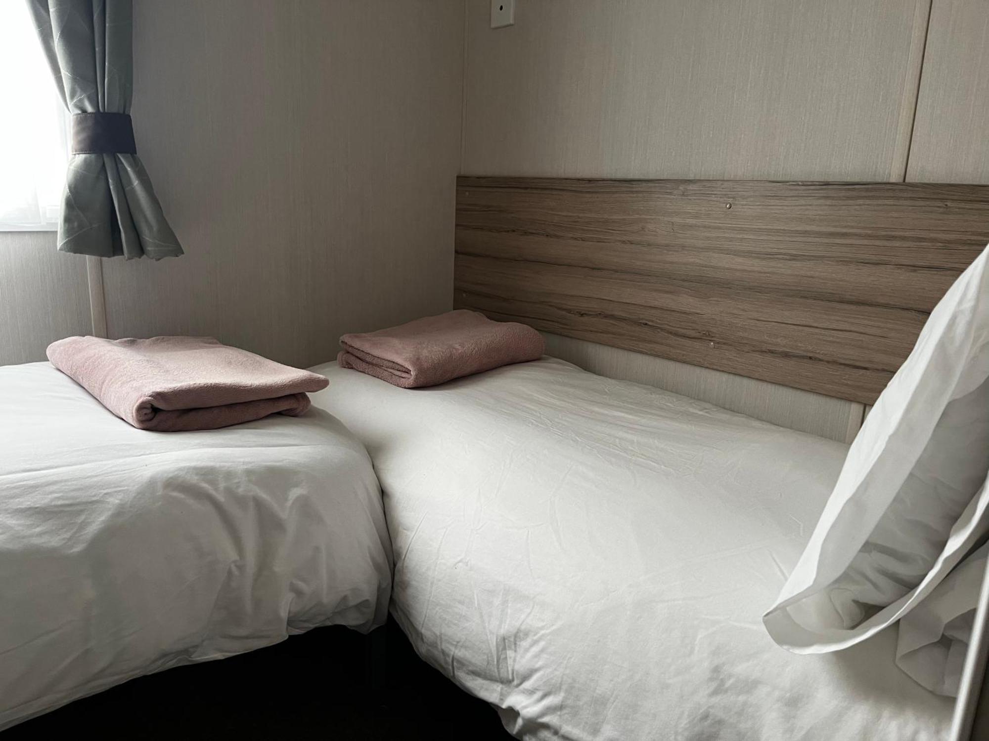 Ger-Y-Bwlch - Spacious Static On 5Star Site With Swimming Pool Бенллех Экстерьер фото